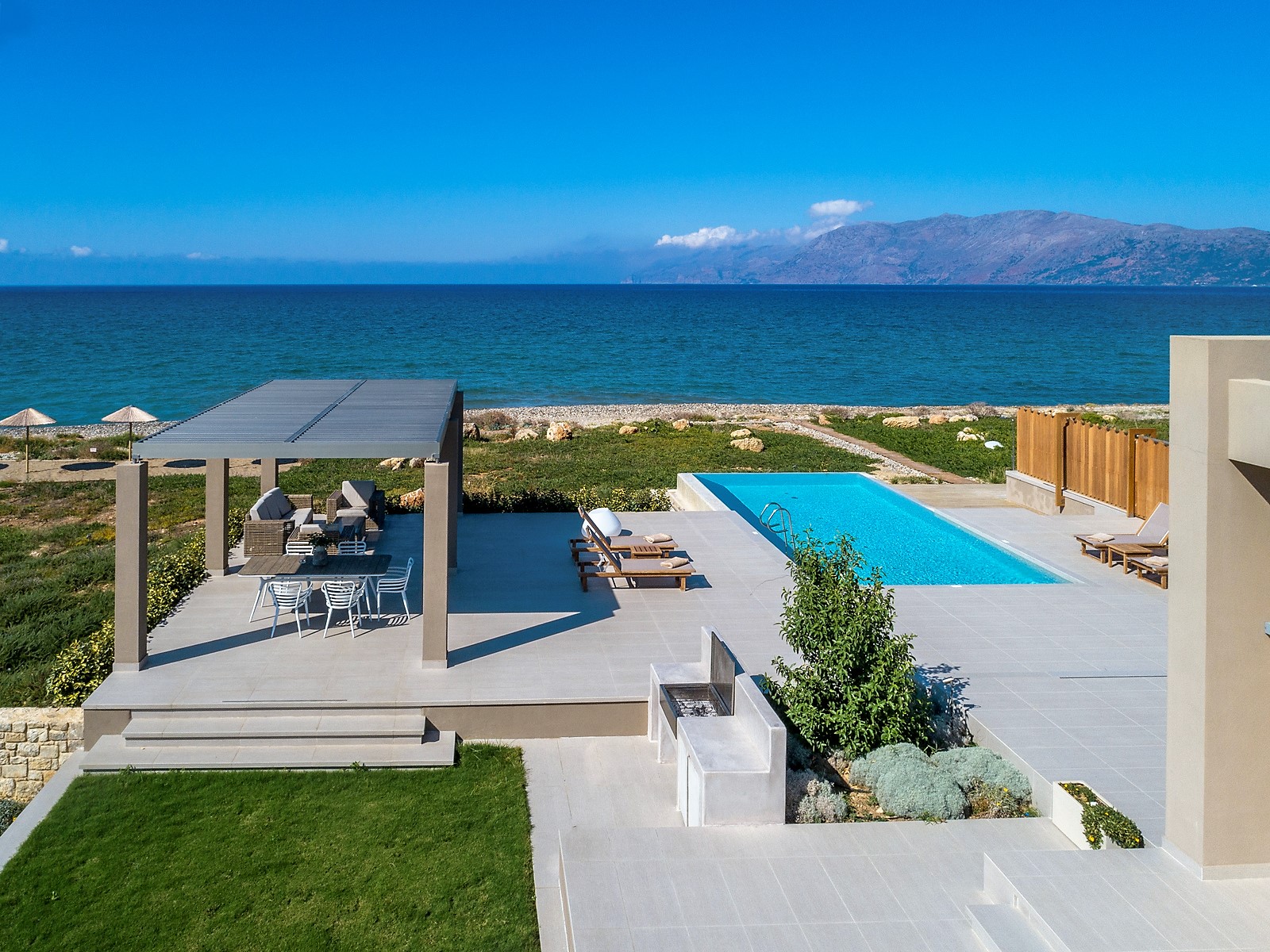 La Perla Beach Front Villa image 9