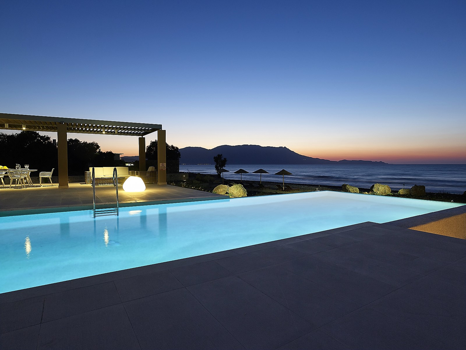 La Perla Beach Front Villa image 3