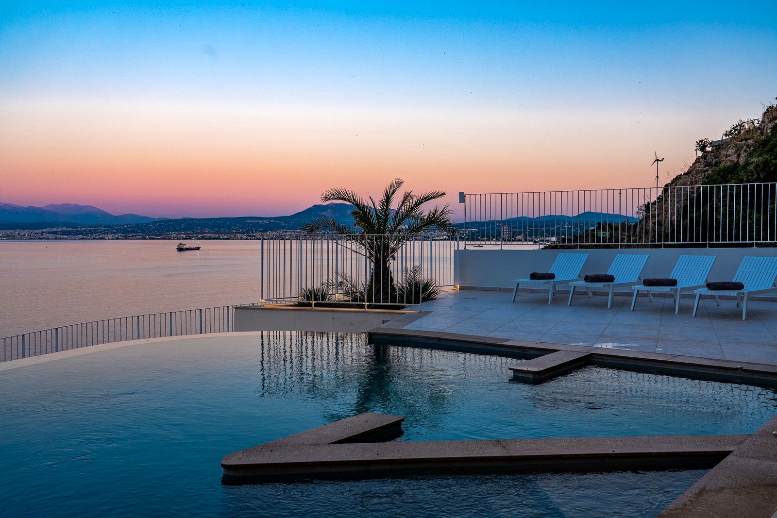 Cliff Edge Villa image 3