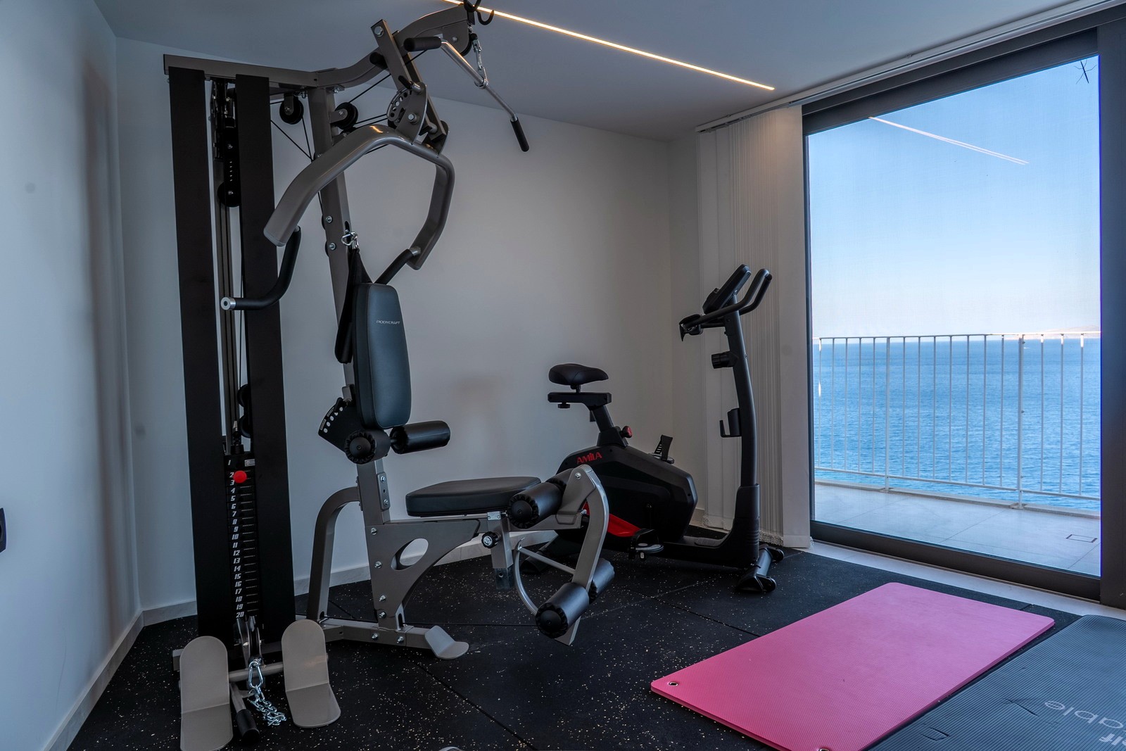 Cliff Edge Villa image 16