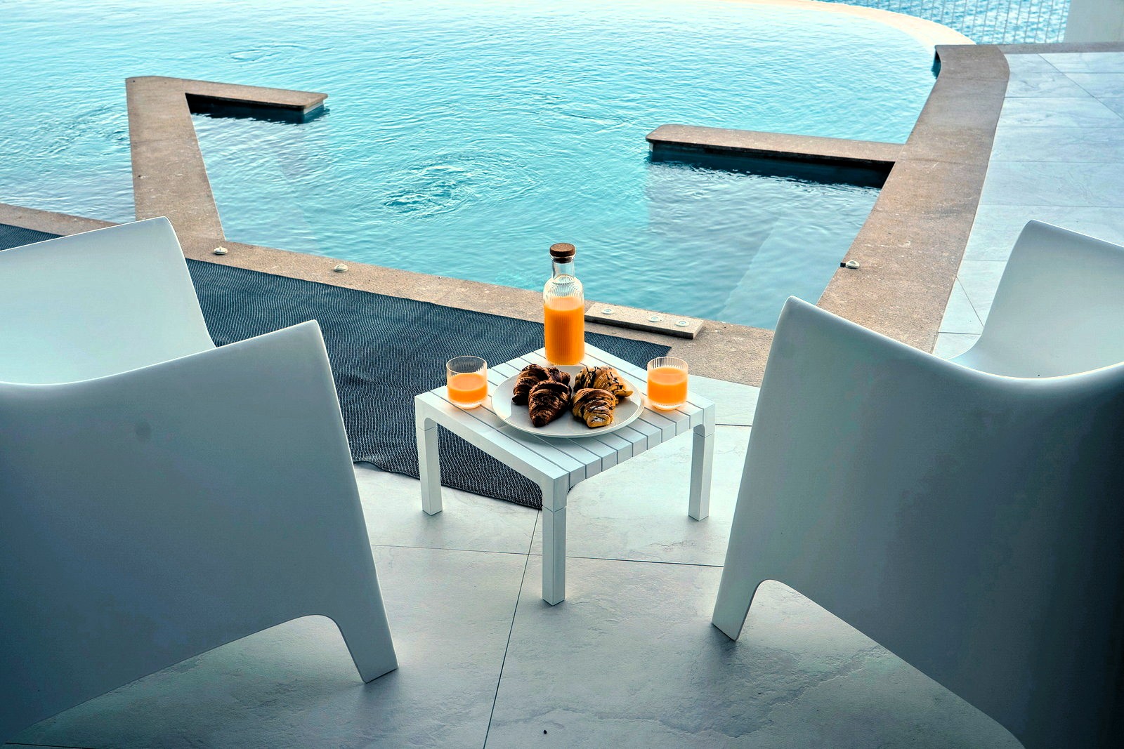Cliff Edge Villa image 8