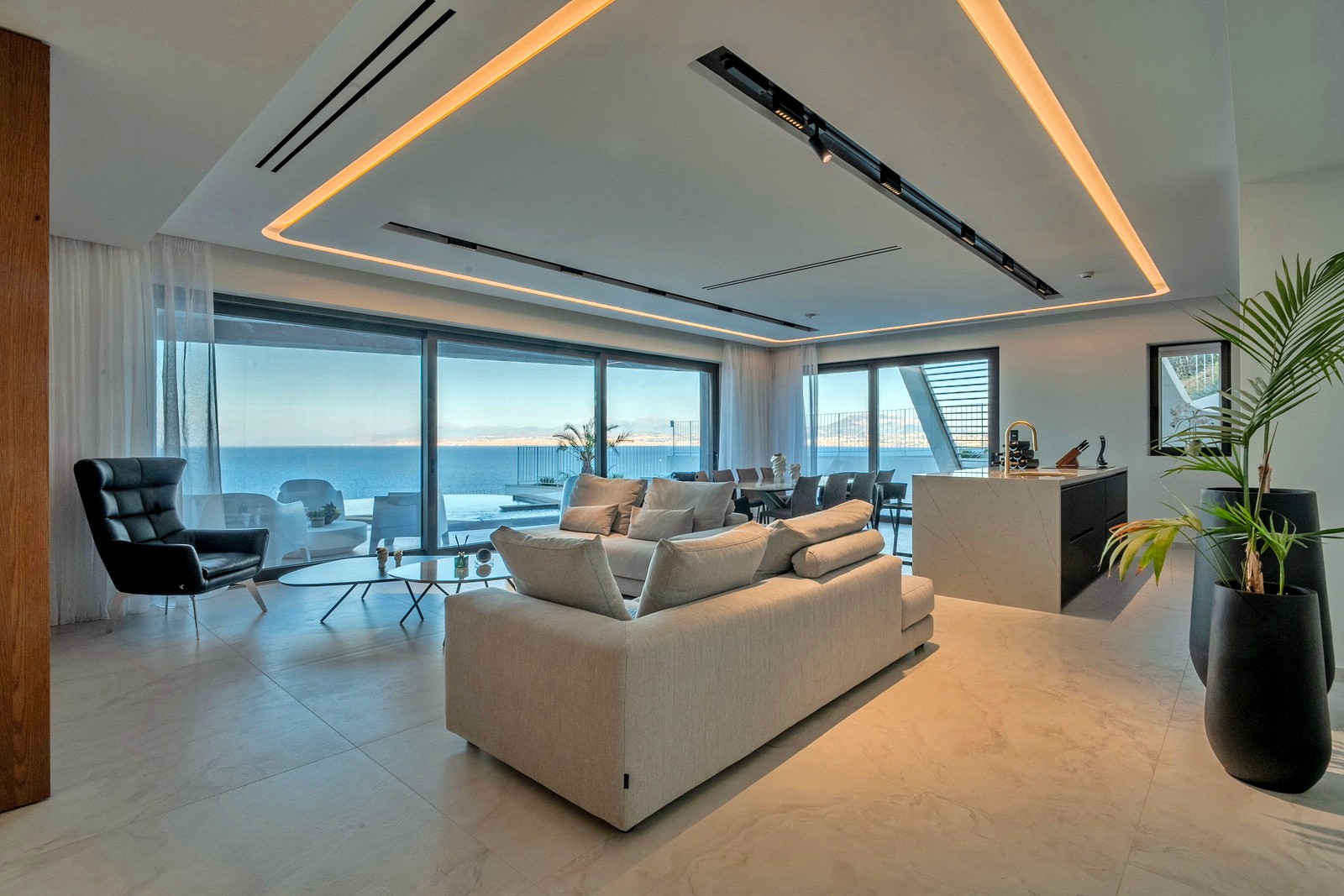 Cliff Edge Villa image 13